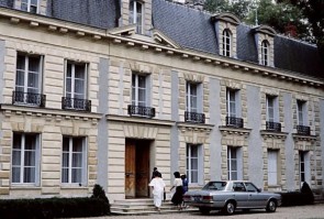 Rao bán lâu đài Hardricourt (Pháp)