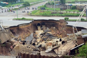 Hà Nội: “Hố tử thần” khổng lồ xuất hiện trên đường Lê Văn Lương