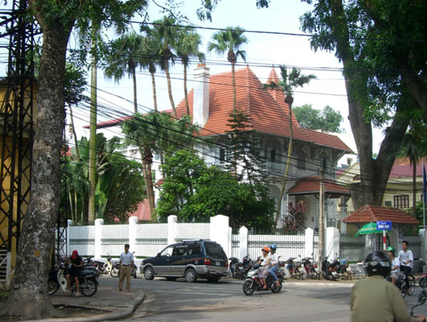 bietthu phap2 - Biệt thự phong cách Địa phương Pháp ở Hà Nội